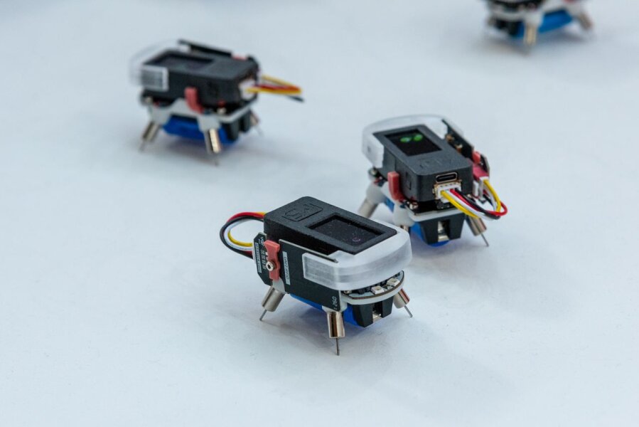 So Kanno (s Akihirom Katom i Takemijem Watanukijem), Kazokutchi, umjetnik na rezidenciji tijekom 2022. u KONTEJNER-u, foto: Masataka Tanaka